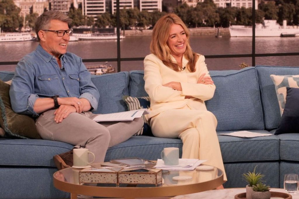 Cat Deeley riporta in auge il giallo burro con un elegante due pezzi per eventi.