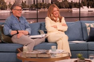 Cat Deeley riporta in auge il giallo burro con un elegante due pezzi per eventi.