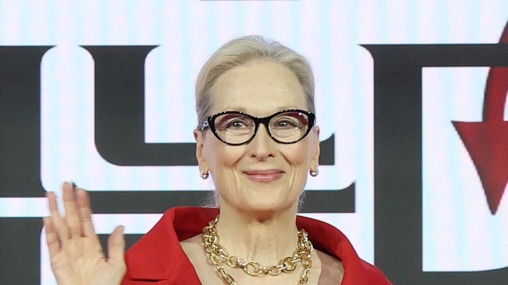 Il rosso papavero domina la moda: Meryl Streep e il potere di questo colore vibrante.