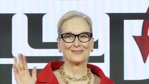 Il rosso papavero domina la moda: Meryl Streep e il potere di questo colore vibrante.