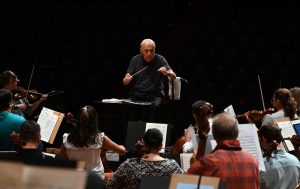 Zubin Mehta festeggia 90 anni, icona mondiale della direzione d’orchestra