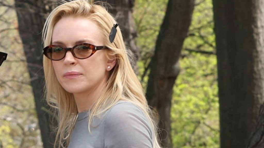 Lindsay Lohan sfoggia la tote bag del momento: scopri come replicare il suo stile!