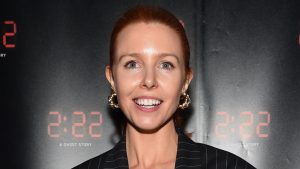 Stacey Dooley trasforma i jeans cropped in un look primaverile con questi stivali alla moda.