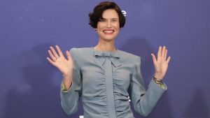 Flavio Insinna e Bianca Balti brillano ai David di Donatello: glamour e emozioni sul palco.