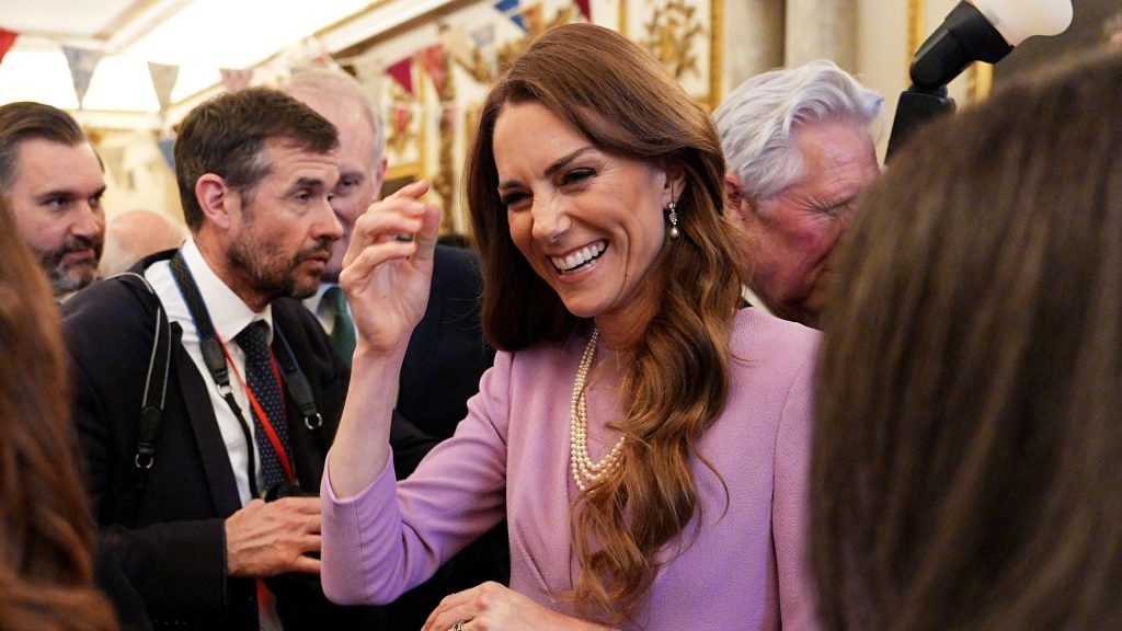 Kate Middleton riinterpreta lo stile iconico della regina Elisabetta con un abito lilla polveroso.