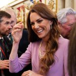 Kate Middleton riinterpreta lo stile iconico della regina Elisabetta con un abito lilla polveroso.
