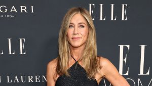 Jennifer Aniston ispira il mio look estivo con comodi clogs Birkenstock per jeans e tee.