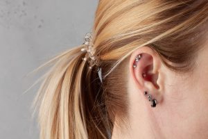Conch piercing: guida completa su cura e dettagli pratici da conoscere.