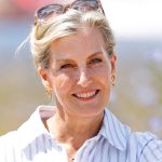 Estate in arrivo: copia il look comodo di Duchessa Sophie con espadrillas e dress rigati.