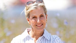 Estate in arrivo: copia il look comodo di Duchessa Sophie con espadrillas e dress rigati.