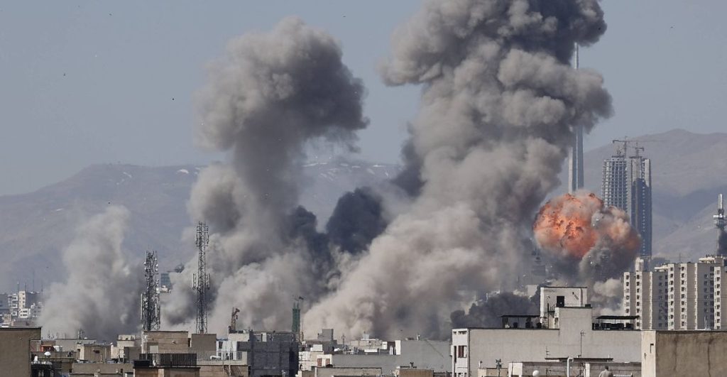 Iran potrebbe chiudere lo Stretto di Hormuz, Trump avverte: “48 ore per un accordo”.