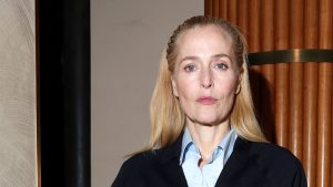 Gillian Anderson rinnova il suo iconico look con un outfit ispirato al patrimonio primaverile.