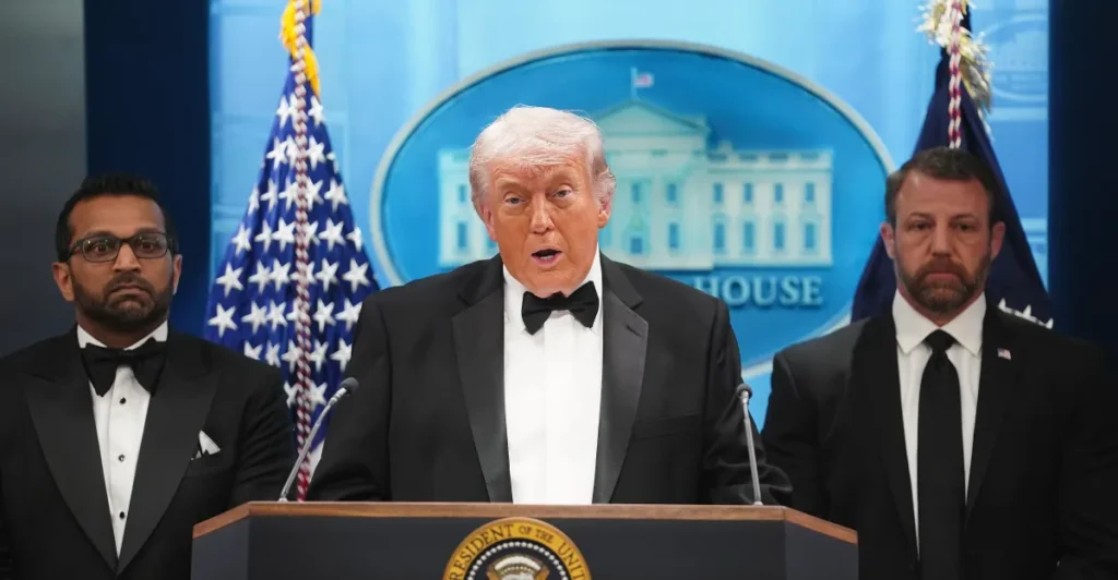 Trump trasforma la sparatoria del WHCD in un’opportunità per il ballo della Casa Bianca.