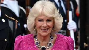 Collana in ametista di Camilla: un tocco regale e sentimentale al banchetto di Stato.