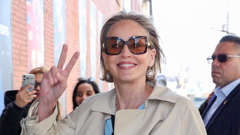 Sharon Stone lancia la stagione dei trench coat con uno stile intramontabile e semplice.