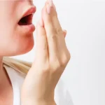 Elimina l’alito cattivo con 6 raschietti per lingua consigliati dai dentisti