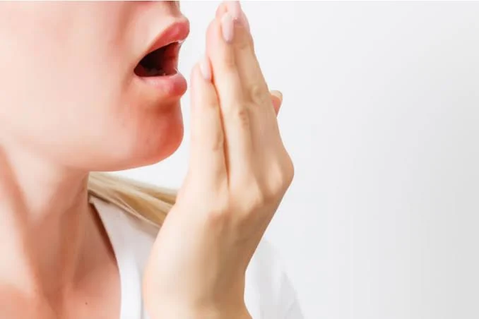 Elimina l’alito cattivo con 6 raschietti per lingua consigliati dai dentisti