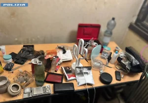 Piazza di spaccio scoperta a Roma: due arresti durante operazione antidroga. Video esclusivo.