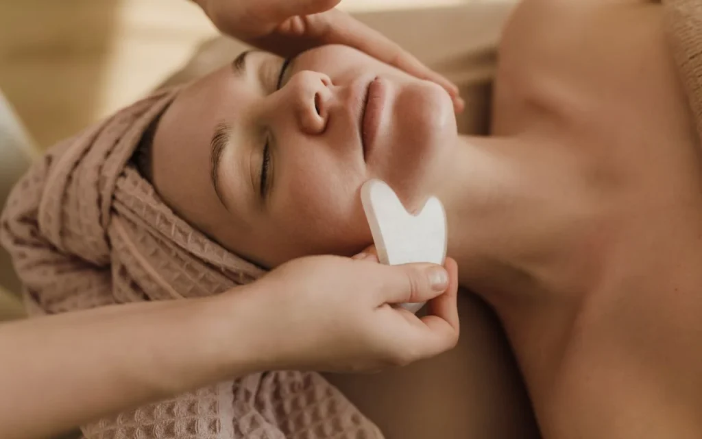 Gua Sha: la skin routine naturale che promette un effetto lifting senza aghi