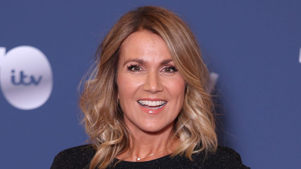 Susanna Reid sfoggia un raffinato abito midi in pizzo blu, ideale per matrimoni eleganti.