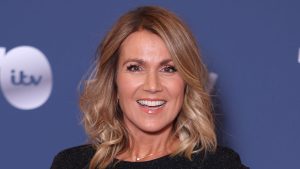 Susanna Reid sfoggia un raffinato abito midi in pizzo blu, ideale per matrimoni eleganti.