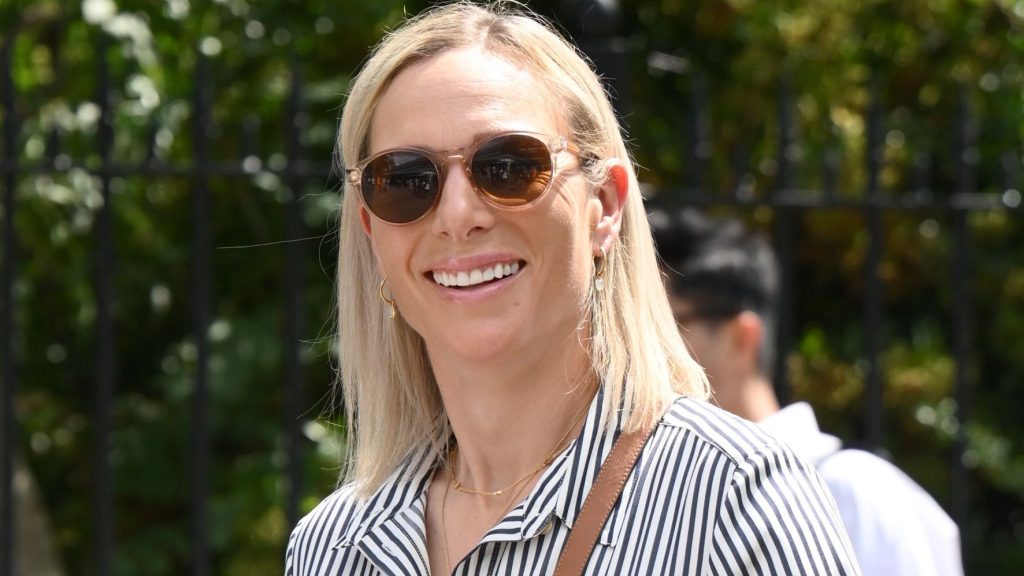 Maxi dress e sneakers: Zara Tindall dimostra la perfetta combinazione di stile e comfort.