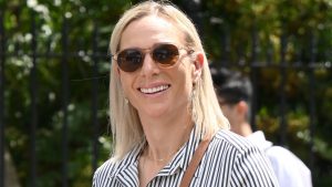 Maxi dress e sneakers: Zara Tindall dimostra la perfetta combinazione di stile e comfort.