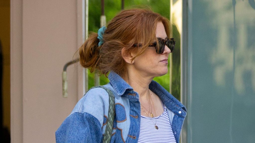 La borsa di Isla Fisher: il must-have pratico e alla moda per tutti i giorni.