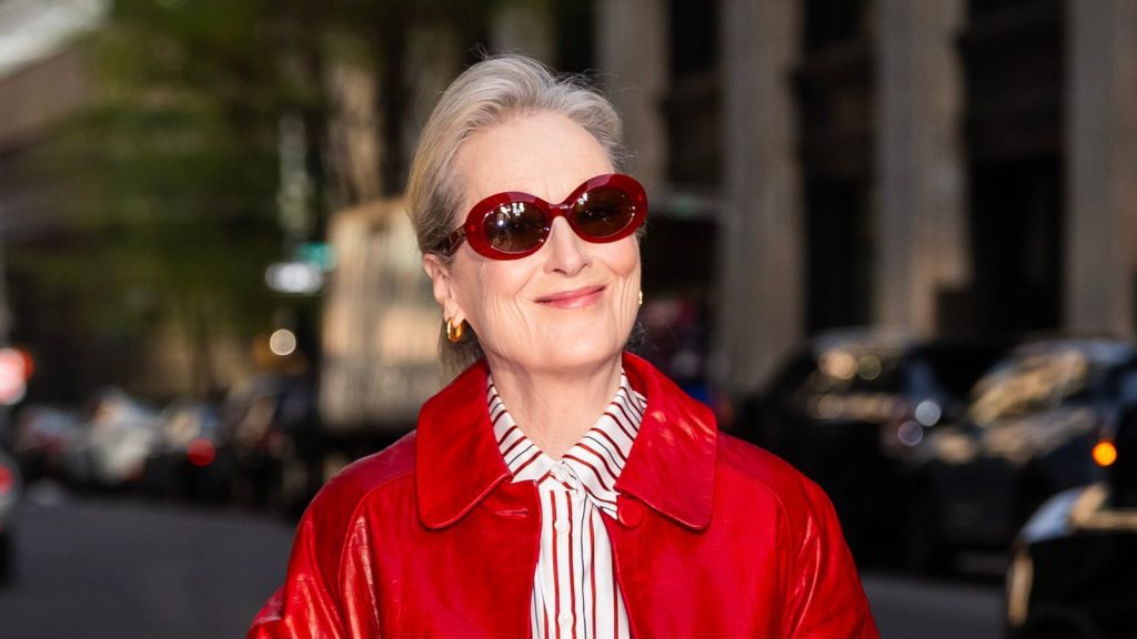 Meryl Streep completa il look di Miranda Priestly con un’elegante borsa Mulberry. Perfetto!