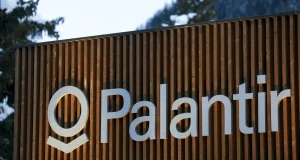 Palantir: contrasto alle culture “regressive” e difesa dell’inclusività in un mondo che cambia.