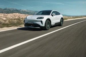 Porsche presenta il nuovo Cayenne coupe 100% elettrico: una rivoluzione nel design e nella performance.