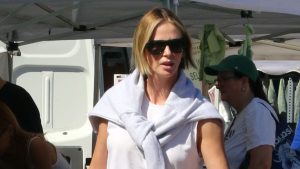 Charlize Theron lancia la moda: pantaloni a gamba larga dominano la primavera!