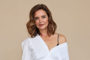 Rivoluziona il tuo stile: l’eleganza di Katie Holmes tra camicia e gonna di paillettes.