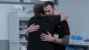 Il finale della stagione 2 di The Pitt: rivelazioni scioccanti e destini incrociati.