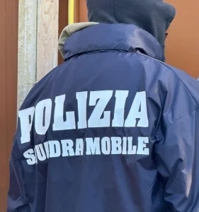 Cagliari: 28enne arrestato con cocaina e banconote false in casa.