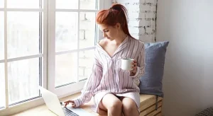 Congedo mestruale: sì per studentesse, ma no per docenti e lavoratrici. La polemica esplode.