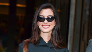 Anne Hathaway svela il giusto giubbotto da abbinare ai jeans a gamba larga questa primavera.