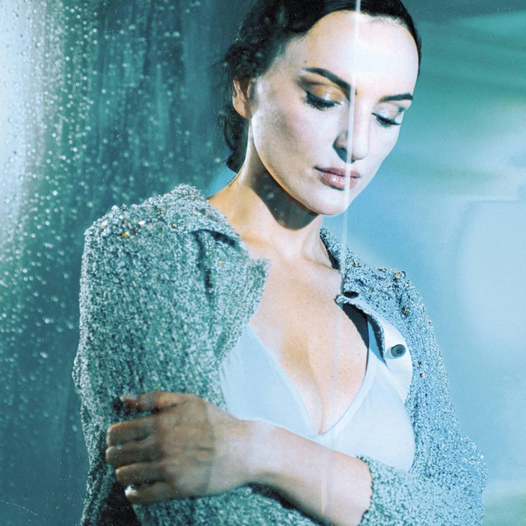 Arisa torna il 17 aprile con “Foto mosse”: il nuovo album fedele a sé stessa