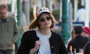 Keira Knightley rivela il look primaverile perfetto: jeans a gamba larga e Mary-Jane.