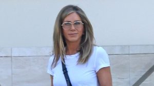 Jennifer Aniston sostituisce silenziosamente i suoi adorati infradito con eleganti clogs Birkenstock.