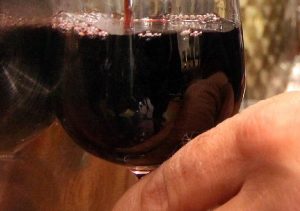 Crisi e opportunità: il settore vinicolo italiano affronta sfide crescenti nel mercato globale.