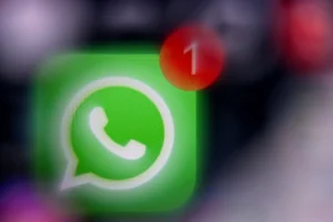 WhatsApp avvisa migliaia di utenti su app fasulla che diffonde spyware governativo.