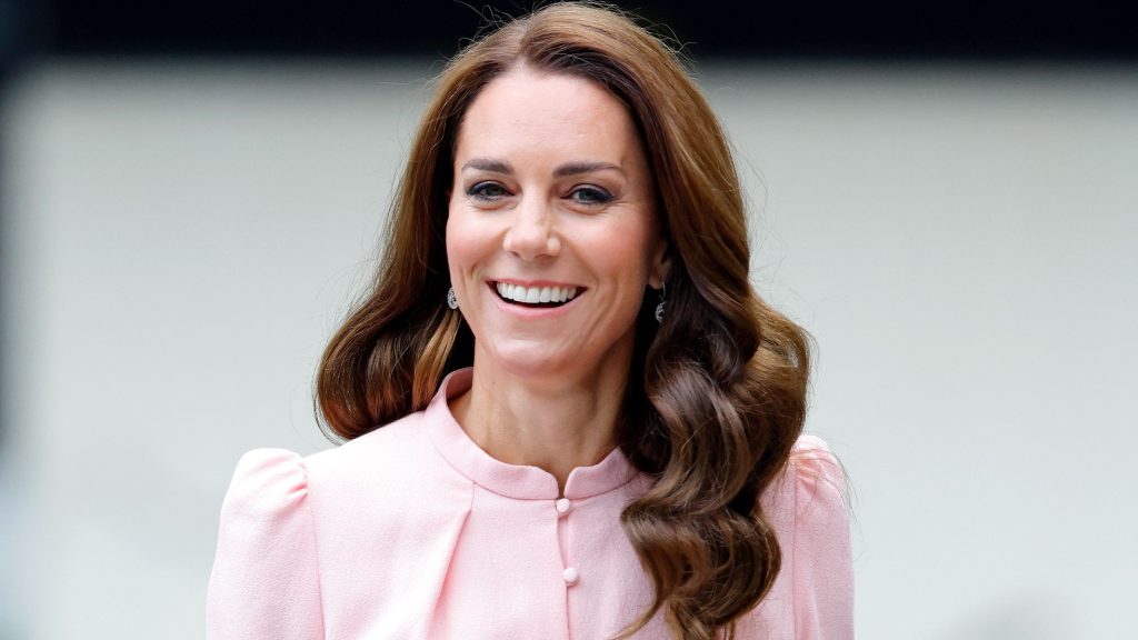 Kate Middleton e il suo elegante vestito rosa: un look estivo indimenticabile e ispiratore.