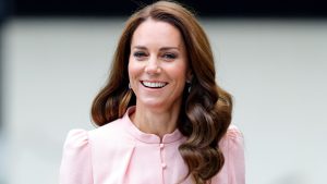 Kate Middleton e il suo elegante vestito rosa: un look estivo indimenticabile e ispiratore.