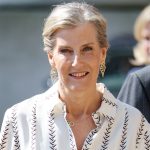 Sophie di Edimburgo: l’abito bianco stampato è il must estivo per comfort e stile!