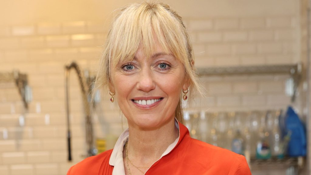 Clodagh McKenna: la formula vincente per abbinare pantaloni sportivi e top eleganti nell’athleisure.