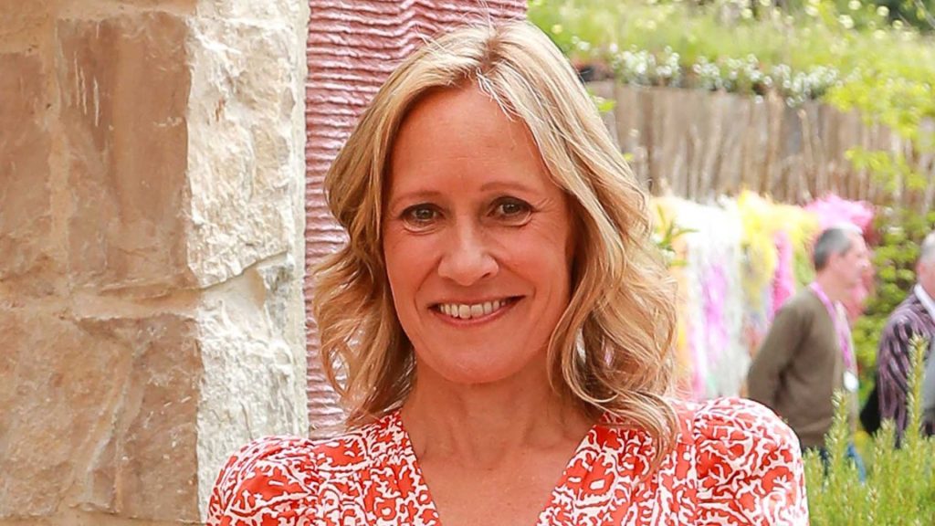 Scopri il vestito rosso di Sophie Raworth: il tocco di colore per l’estate!