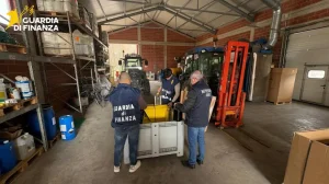 Scoperta distilleria clandestina: sequestrati 11.000 litri di vino e oltre 500 litri di alcolici.