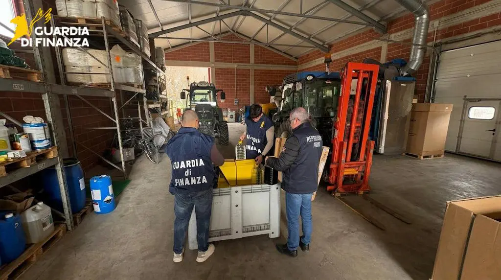 Scoperta distilleria clandestina: sequestrati 11.000 litri di vino e oltre 500 litri di alcolici.