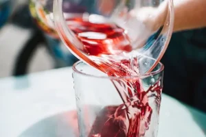 Come Bere Acqua Correttamente: 10 Errori Comuni Che Potresti Fare Ogni Giorno